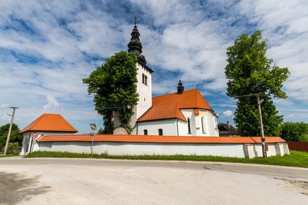 Liptovske Sliace köyünün merkezindeki kilise, Slovakya