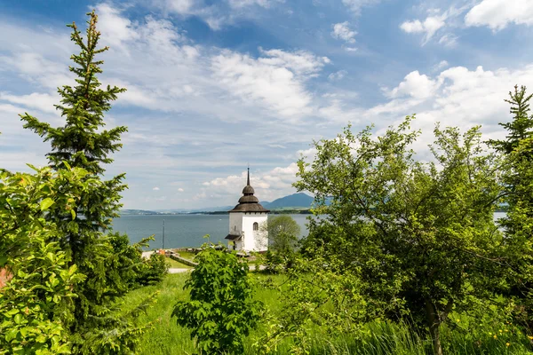 哥特式教堂在斯洛伐克利普，玛拉湖 Havranok — 图库照片