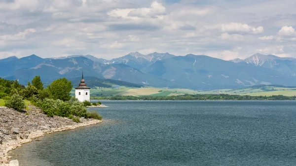 Iglesia gótica Havranok en el lago Liptovska Mara, Eslovaquia — Foto de Stock