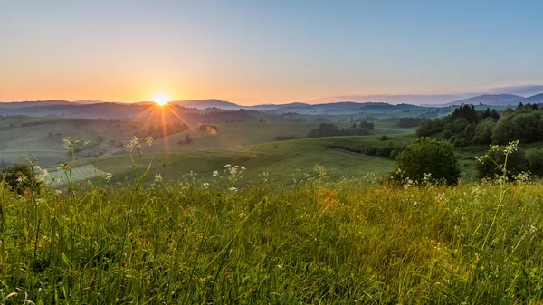 Campos e colinas ao nascer do sol perto de Dolny Kubin, na Eslováquia — Fotografia de Stock