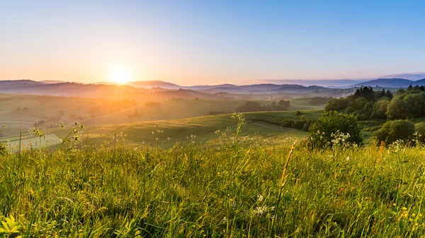 Alanlar ve gündoğumu Hills'te Dolny Kubin Slovakya'da yakın: