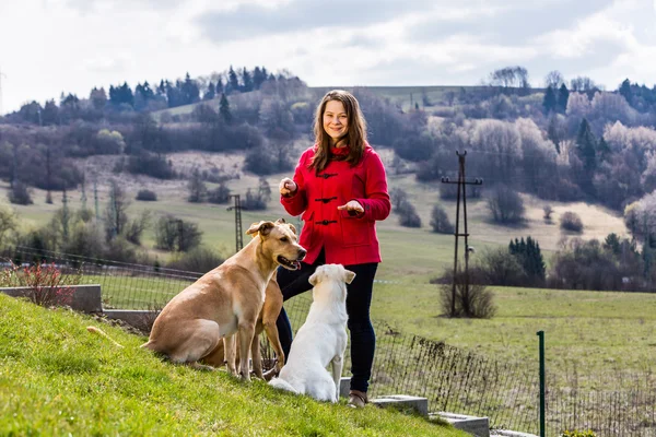 Jovem com animais de estimação no jardim, treinamento de cães na Eslováquia — Fotografia de Stock