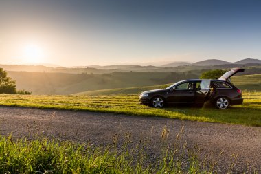 Alanlar ve gündoğumu Hills'te Dolny Kubin Slovakya'da yakın: