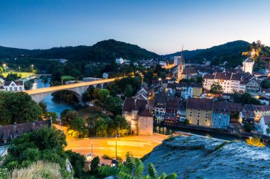 Dağ Lagern Baden city için gün batımında göster.