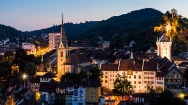 Dağ Lagern Baden city için gün batımında göster.