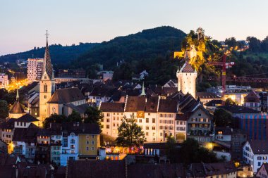 Dağ Lagern Baden city için gün batımında göster.