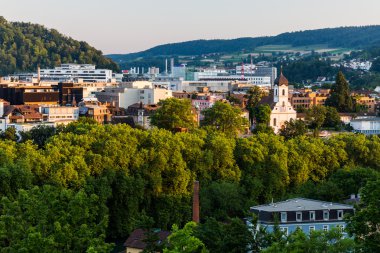 Dağ Lagern Baden ve Limmat Nehri city göster 