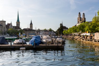 Zürih'in eski şehir kesimindeki evler ve kiliseler