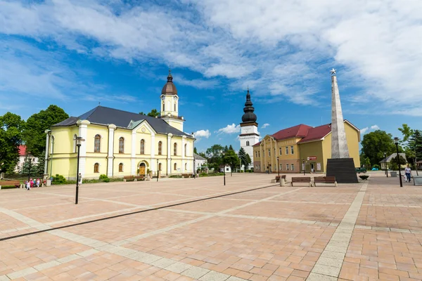 Uitzicht op het centrum van het dorp Partizanska Lupca in Slowakije — Stockfoto