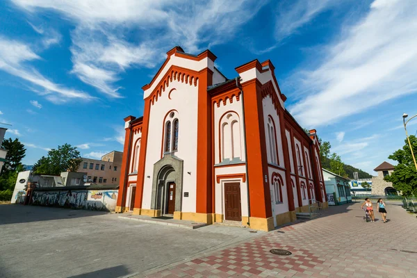 Exterior de una sinagoga en Ruzomberok, Eslovaquia en verano — Foto de Stock