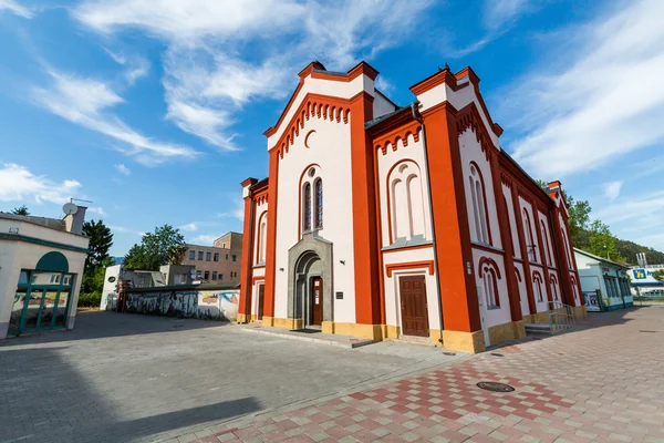 Exterior de uma sinagoga em Ruzomberok, Eslováquia no verão — Fotografia de Stock