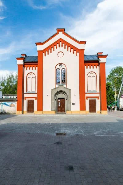W lato na zewnątrz synagogi w Ružomberok, Slovakia — Zdjęcie stockowe