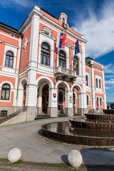 Vista para a prefeitura da cidade de Ruzomberok, Eslováquia — Fotografia de Stock