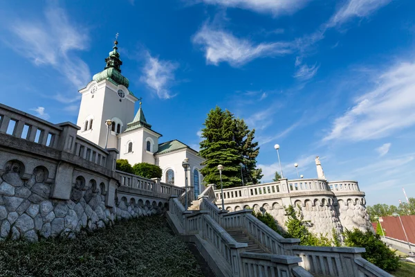 Met het oog op de kerk van St. Andrew, een beroemde en historische gebouwen in Ruzomberok, Slowakije — Stockfoto