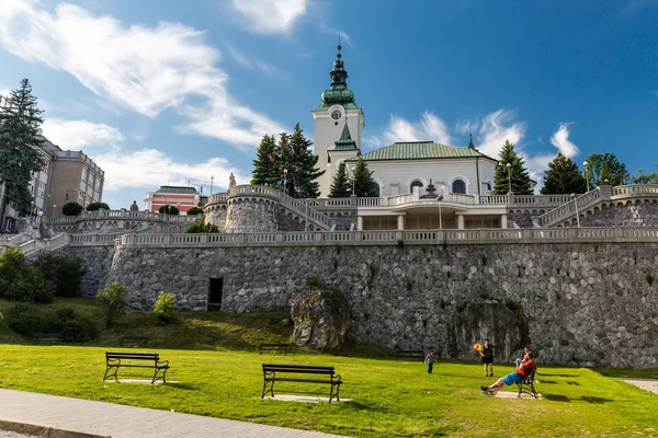 Met het oog op de kerk van St. Andrew, een beroemde en historische gebouwen in Ruzomberok, Slowakije — Stockfoto