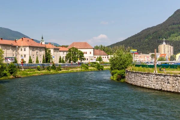 Ruzomberok, Slovakya'nın şehir merkezinde Revuca Nehri yakınında binalar için görüntüleyin