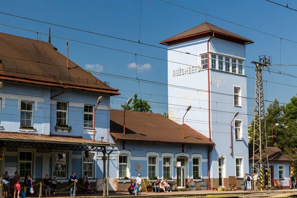 Widok z zewnątrz na główny dworzec kolejowy w Ruzomberok, Słowacja — Zdjęcie stockowe