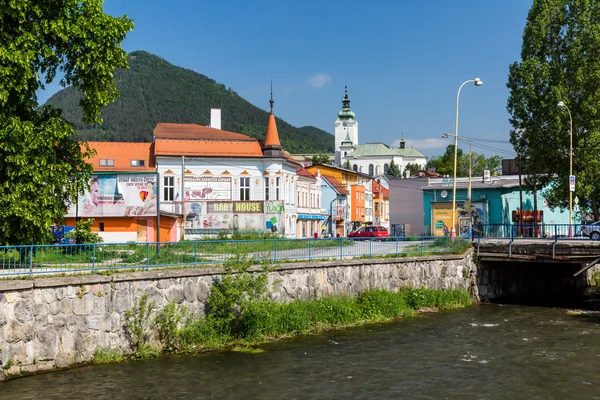 Vista para os edifícios perto do rio Revuca, no centro da cidade de Ruzomberok, Eslováquia — Fotografia de Stock