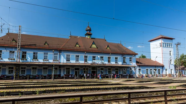 Vista exterior da principal estação ferroviária de Ruzomberok, Eslováquia — Fotografia de Stock