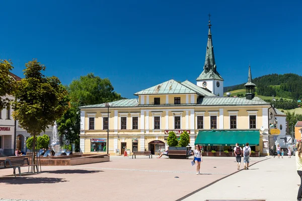 El centro de la ciudad de Dolny Kubin en Eslovaquia — Foto de Stock