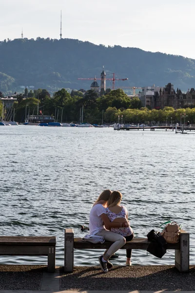 Vista a la montaña Uetliberg desde el paseo marítimo del lago Zurich — Foto de Stock