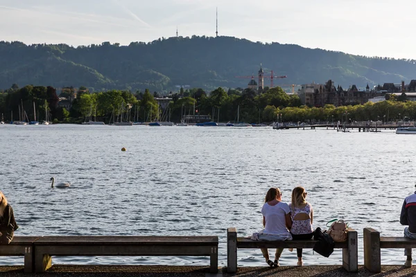 Vista a la montaña Uetliberg desde el paseo marítimo del lago Zurich — Foto de Stock