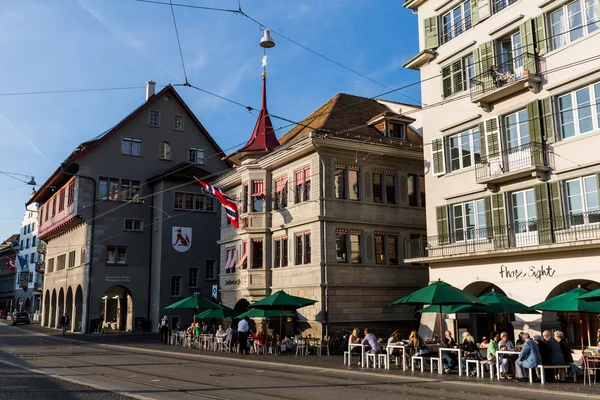 Casas e iglesias en el casco antiguo de Zurich — Foto de Stock