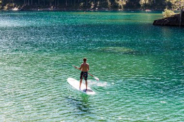 Adam Caumasee adlı bir paddleboard sırasında güneşli bir gün, İsviçre