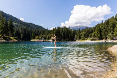 İsviçre'de Caumasee bir paddleboard üzerinde kız
