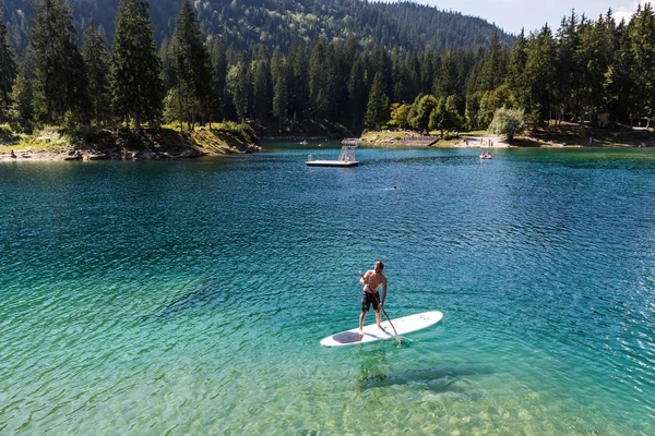 Człowiek na paddleboard w Caumasee w słoneczny dzień, Szwajcaria — Zdjęcie stockowe