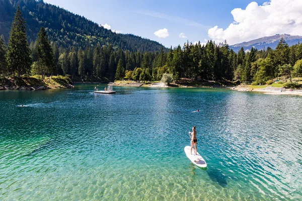 Niña en un paddleboard en el Caumasee en Suiza — Foto de Stock