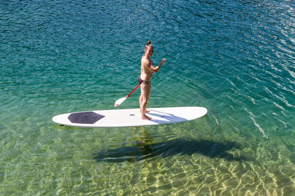 Fille sur une planche à pagaie sur le Caumasee en Suisse — Photo