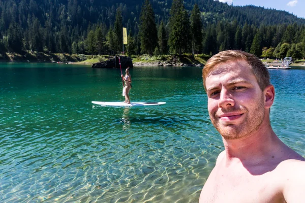 Par tar Selfie på en Paddleboard i Caumasee, Schweiz — Stockfoto