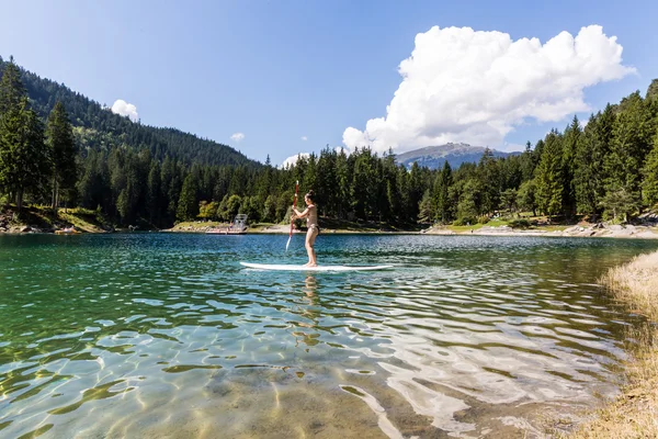 Dziewczyna na paddleboard na Caumasee w Szwajcarii — Zdjęcie stockowe