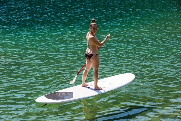 Menina em um paddleboard no Caumasee na Suíça — Fotografia de Stock