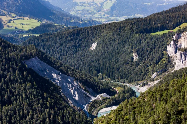 Pohled na rýnský kaňon v údolí Trin, Graubunden, Švýcarsko — Stock fotografie