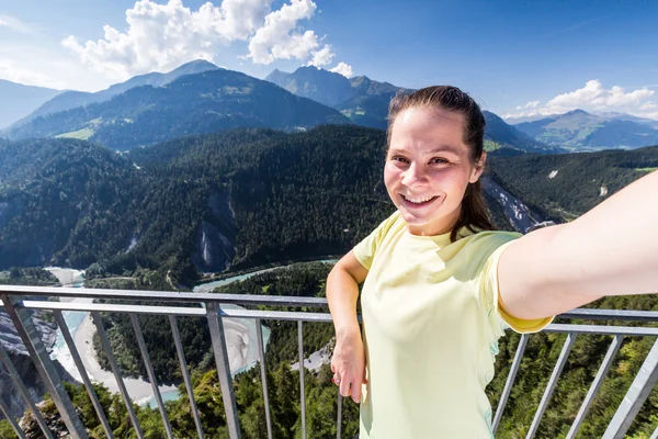Menina tirando selfie no miradouro no Vale do Reno, na Suíça — Fotografia de Stock