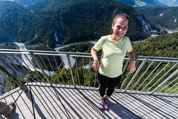 Sportslig flicka på Viewpointet på den Rhine dalen, Flims, Schweitz — Stockfoto