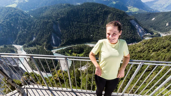 Sport meisje op het uitkijkpunt bij het Rijndal, Flims, Zwitserland — Stockfoto