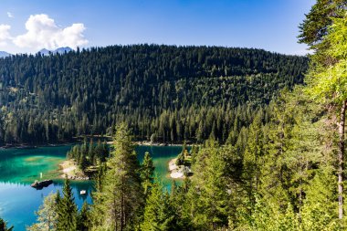 İsviçre'de Flims köyü yakınlarındaki Cauma Gölü
