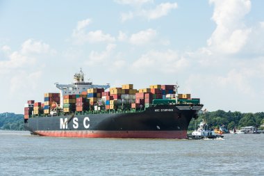 Hamburg liman ve Elbe Nehri gemisiyle görünümünü