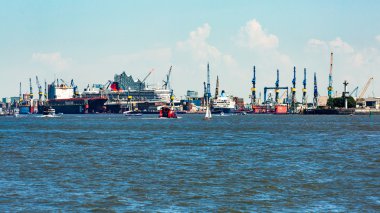 Hamburg liman ve Elbe Nehri gemisiyle görünümünü