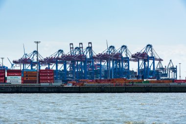 Hamburg Limanı ve Elbe Nehri manzarası