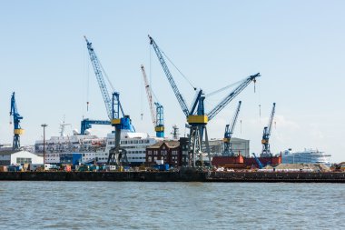 Hamburg Limanı ve Elbe Nehri manzarası