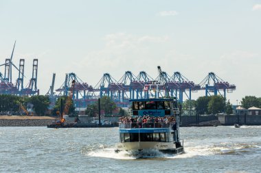 Hamburg liman ve Elbe Nehri gemisiyle görünümünü