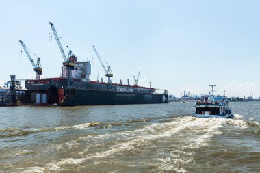 Hamburg liman ve Elbe Nehri gemisiyle görünümünü