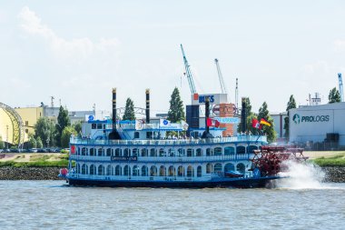 Hamburg liman ve Elbe Nehri gemisiyle görünümünü