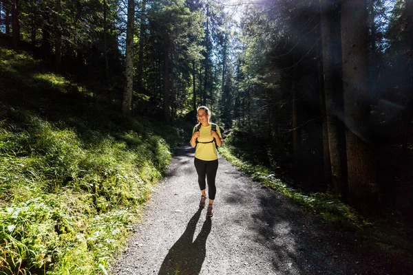 Flicka vandring nära Rhendalen, Flims, Schweiz — Stockfoto