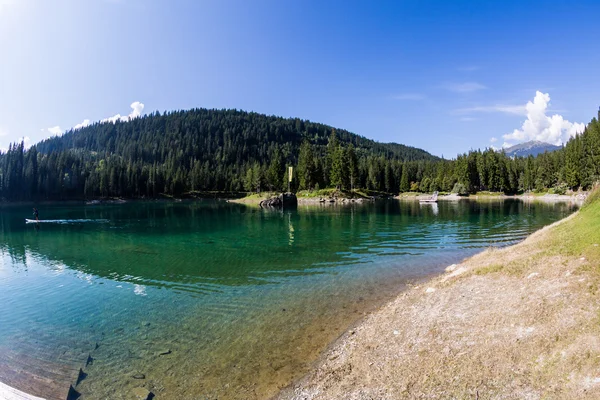 Jezero Cauma poblíž vesnice Flims ve Švýcarsku během slunečného dne — Stock fotografie