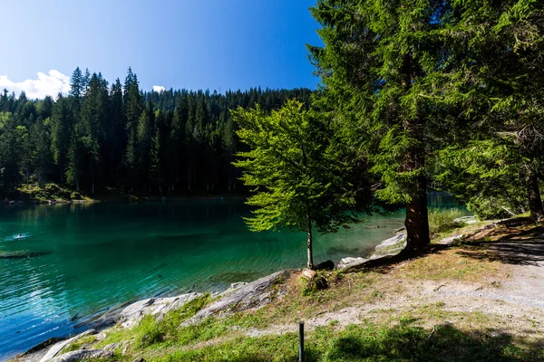 Sjön Cauma nära byn Flims i Schweiz — Stockfoto